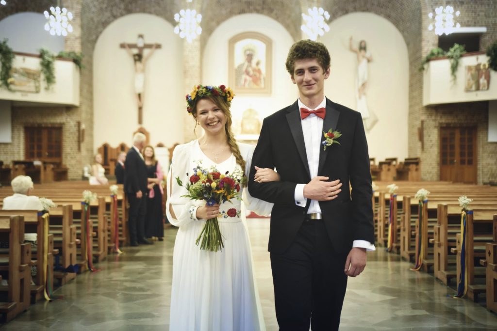 Para młoda po ceremonii ślubnej w kościele, uśmiechy i radość, naturalny reportaż ślubny