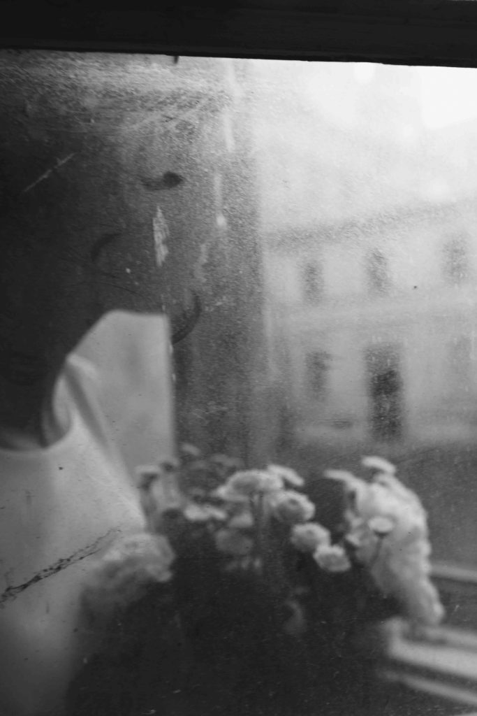 Artystyczna czarno-biała fotografia ślubna – bukiet ślubny i detale sesji
