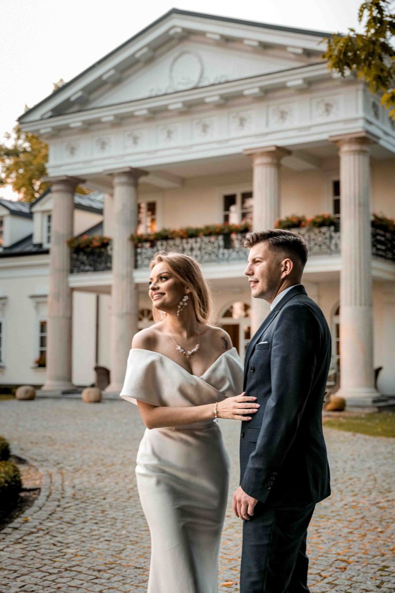 Plenerowa sesja ślubna w dworku – naturalna elegancja i ponadczasowe kadry